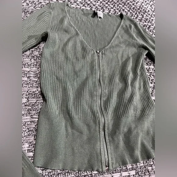 H&M | Olive Ribbed Full-Zip Long Sleeve - Picture 2 of 8